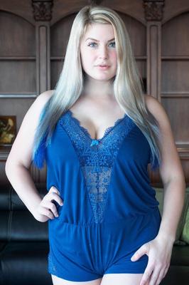 15P Modèle amateur expose ses gros fesses avant de monter une émission de webcam en direct