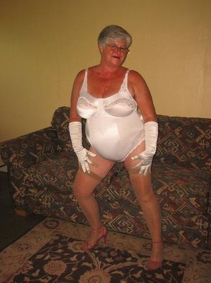 20P Amateur granny Girdle Goddess releases her boobs and pussy from lingerie