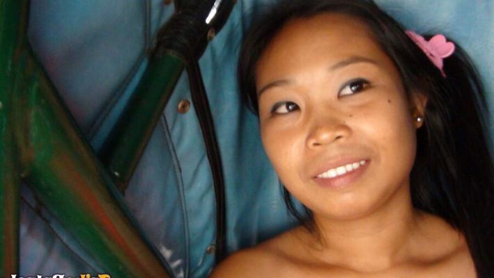 15P Filipina amateur Lyn ends up with a mouthful of cum thanks to a sex tourist
