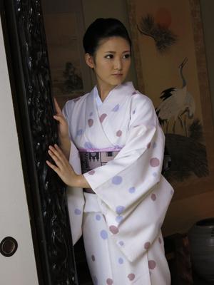 21P La japonaise érotique Yui Watanabe se fait plaisir oralement