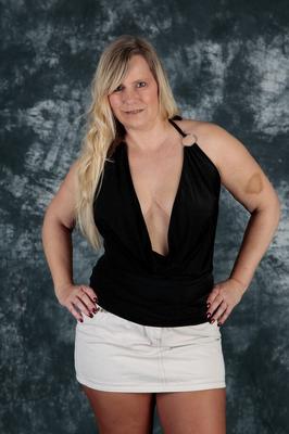 20P Middle-aged amateur Sweet Susi removes tan pantyhose to get completely naked