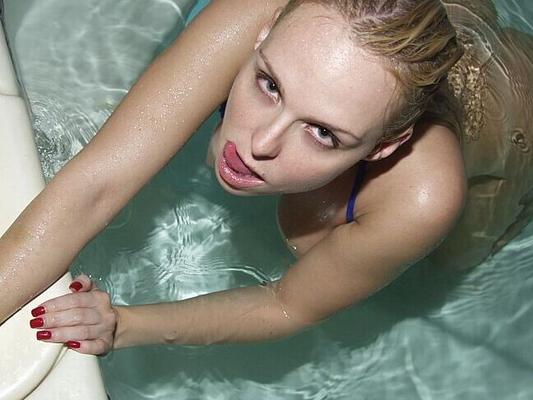 16P Die vollbusige, blonde, freche Julie fingert ihr Arschloch, nachdem sie ihren Bikini ausgezogen hat