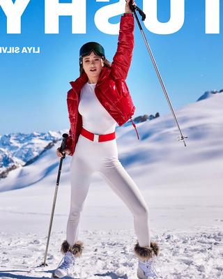 20P 完璧な巨乳を持つスリムな美女、リヤ・シルバーがお尻の穴にペニスを入れる