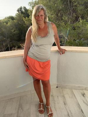 20P Mature lady Sweet Susi has her trimmed pussy tidied in between toying her twat