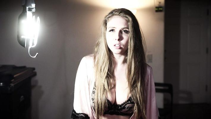 15P Die schmutzige Blondine Lena Paul bleibt mit Sperma im Gesicht zurück, nachdem sie von Eindringlingen gebumst wurde