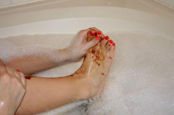12P Amy shows off her cute painted toes in a bubble bath