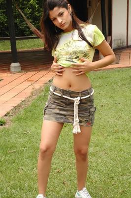 15P Latina amateur Michelle uncovers her tiny tits on sidewalk for her guy