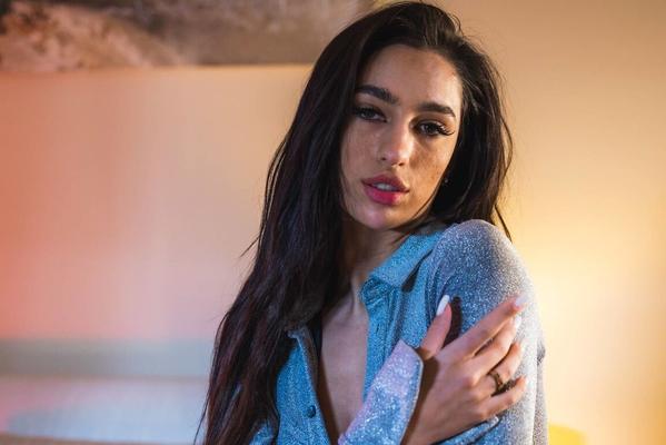 10P Adolescente morena Kama Oxi se masturba com brinquedos sexuais em botas pretas