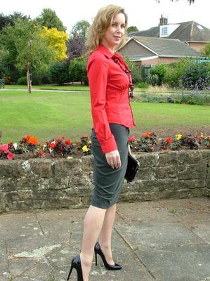 16P Fully clothed woman steps out of a stiletto heel while visiting a public park