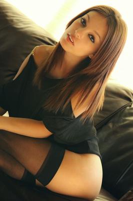15P スレンダー美女アシュリードールが引き締まったお尻と引き締まったスリットを一度に披露