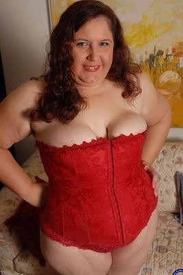 21P Fat mature Sandy K exposes her big nips and plays with a glass dildo