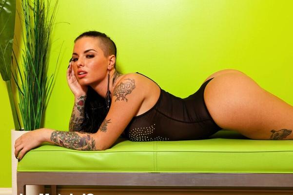 16P Tattooed babe Christy Mack sinks 2 fingers into her slit with her legs spread