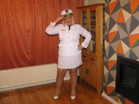 16P La blonde épaisse Chrissy Uk expose ses seins tout en portant son uniforme