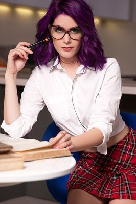 17P 紫髪の女子高生ローが制服を落としてキッチンカウンターで小さなおっぱいをポーズ
