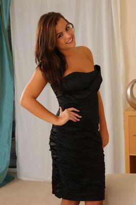 21P La beauté brune Robyn H montre ses jolis seins et pose en lingerie.