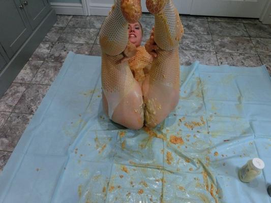 16P Mature amateur Barby covers her overweight body in food products