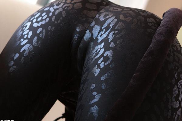 15P La fille solo Catie Minx montre sa chatte chauve vêtue d'un catsuit