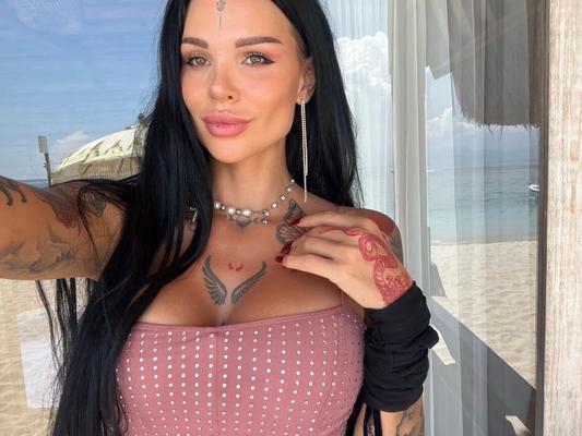 13P Inked OnlyFans モデルのサニー フリーがソロで巨乳とお尻を披露