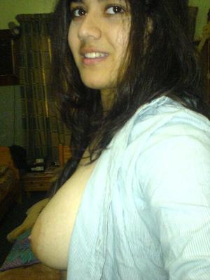 10P インドの女の子がブラウスを脱いで大きな自然なおっぱいでセルフショットを撮ります