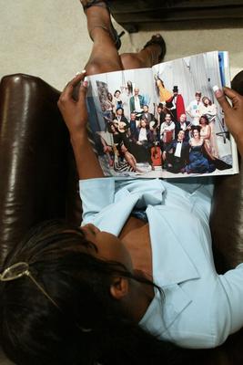 17P 黒人女性ステイシー・キャッシュは男性を拷問する前に拘束しボールギャグをする