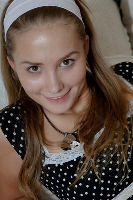 16P Das kaum volljährige Mädchen Vicki bekommt einen Cumshot auf den Arsch, nachdem sie ihre Jungfräulichkeit verloren hat