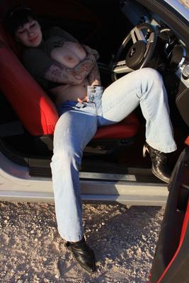 20P Amateur girl Susy Rocks plays with her large boobs in the front seat of a car