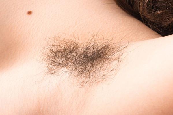 16P Amateur girl Silki Smith spreads her full bush while sporting hairy armpits