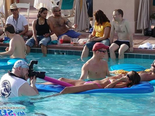 21P Slutty MILF Lori Anderson shows her tits & pussy at the poolside photoshoot