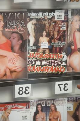 21P 大きなお尻のブロンドサマーデイがトイレにひざまずいて壁の穴のBBCをしゃぶる