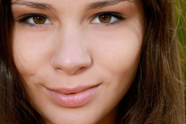 16P Sweet teen Emmy flies a kite before getting totally naked in a field