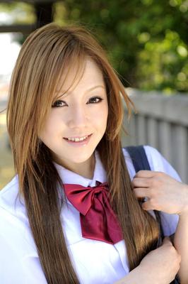 15P Ria Sakurai, une écolière japonaise innocente, exhibe une culotte blanche sexy en public