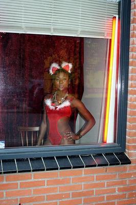 12P主婦はセクシーな黒人ふしだらな女にお金を払って夫に手コキをしてファックする