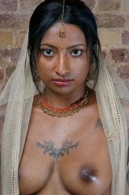 15P タトゥーのあるインド人モデルが伝統衣装で張りのあるおっぱいを露出
