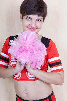18P 貧乳のショートヘアのブルネットのルビーナが毛深いマンコを披露