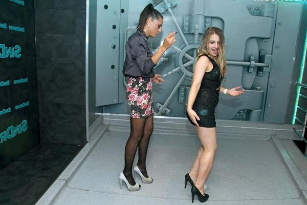 15P Collection of dancing girls that get soaked due to a sprinkler malfunction