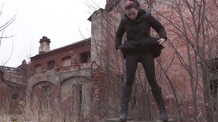 15P Naughty European squats on a tree stump and pees