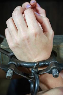 16P La blonde ringard Delirious Hunter se lance dans le métier d'esclave sexuelle