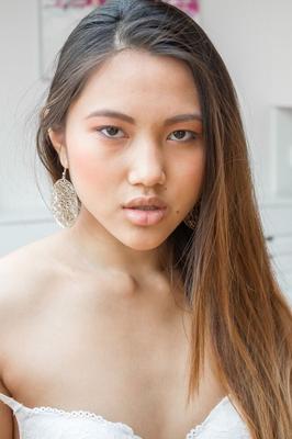 18P 熱いアジア人ブルネットのガールフレンドメイ・タイが服を脱いでポーズをとる