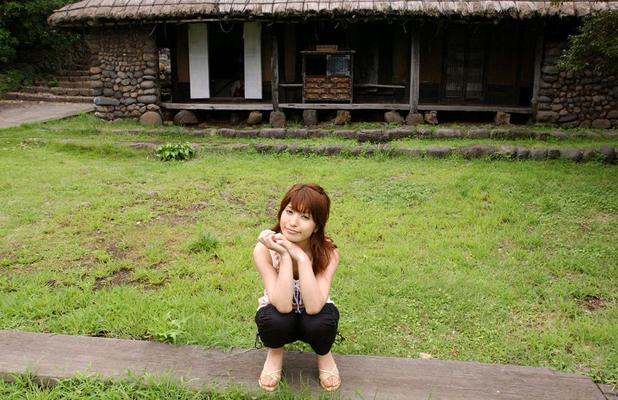 16P Young Japanese girl gets totally naked at home for great solo poses