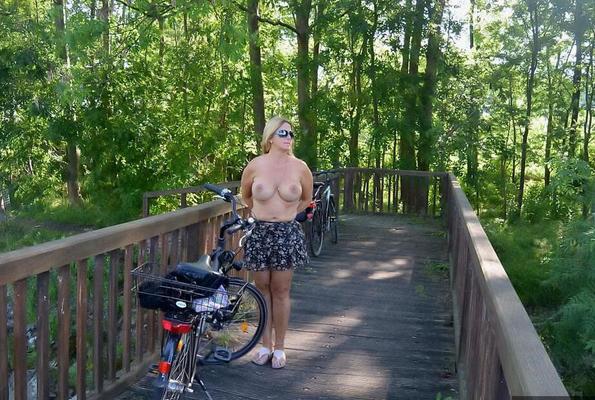20P 巨乳豊満熟女クリッシーがトップレスで巨大なおっぱいを揺らしながら自転車に乗る