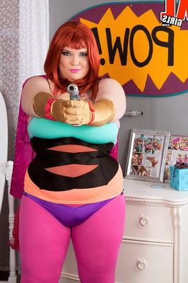 16P Kitty Mcpherson, la grosse rousse, libère ses gros seins de sa tenue de cosplay
