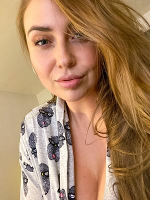 15P Hot babe Ava Nicks takes selfies of her incredible tits early in the morning
