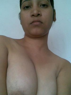 インドの女の子がヌード以外のポーズをとったり、トップレスになったりする10Pコレクション