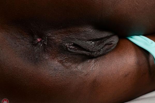 16P Ebony estreante Ana Foxxx libera sua buceta com dedo de camelo de suas calças de ioga