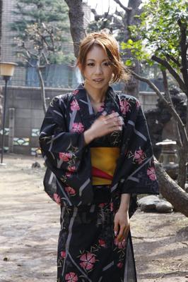 15P Japanese model Shuri Maihama removes upskirt panties in a kimono