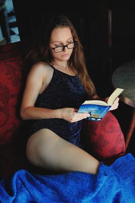 18P Nice teen Sofi Shane reads a book prior to showing her bush in the nude