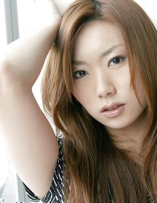 16P スーツと白いランジェリーを脱ぐ優雅なアジアの美女