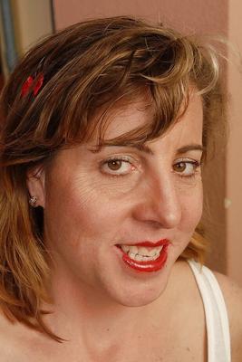 16P Sporty mature model Christie is posing after doing bench press
