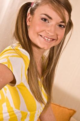16P She's no shy girl you met before, this one knows her slit is tempting so she