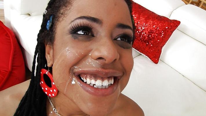 16P A estrela pornográfica negra Kira Noir levando uma foda dolorosa na bunda e porra no rosto